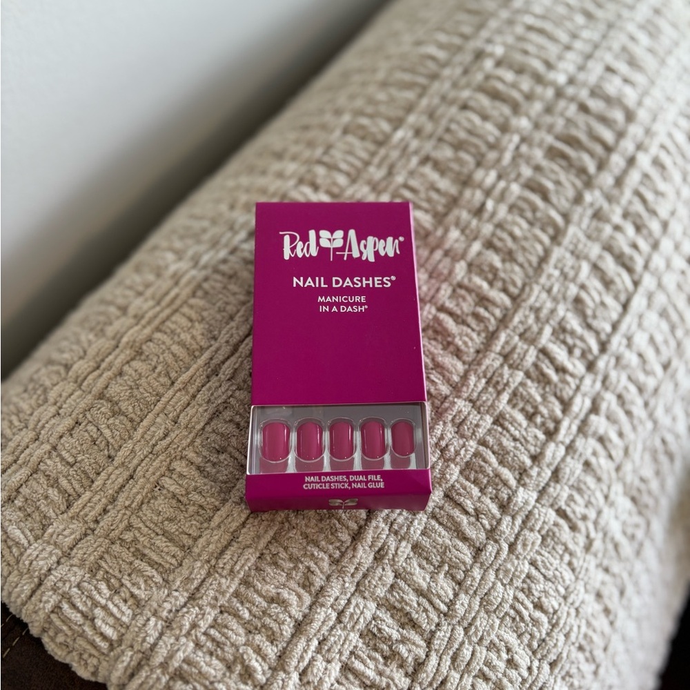 Red Aspen | Nail Dashes